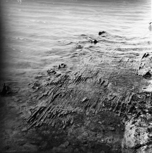 Romeins knuppelpad geregistreerd op het strand van Mariakerke-Raversijde door A. Chocqueel in 1948. Bron: https://onderzoeksbalans.onroerenderfgoed.be/onderzoeksbalans/archeologie/maritiem/beneden_hoogwaterlijn/noordzee/romeins