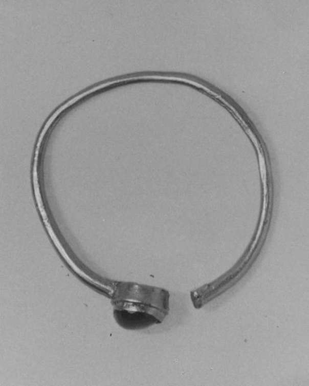 Een gouden ring met amethist inzet, waarschijnlijk 12e of 13e eeuws. Dit is misschien wel de meest sprekende vondst uit Stavoren. Waar is deze ring nu?!