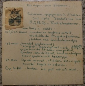 Het kaartje met uitleg over de scherven als kleine tentoonstelling van haar vondsten uit Stavoren.